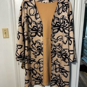 Long lightweight jacket but warm. Navy and beige color size XL